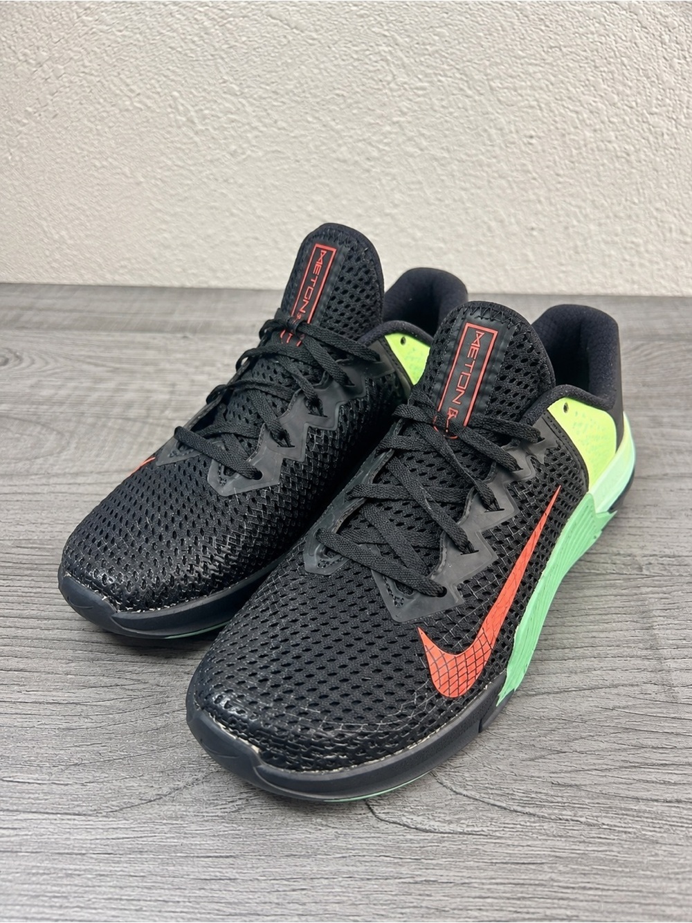 Nike Metcon 6 Women’s Size 8.5 Black and Green Running Shoes with Red Swoosh - Picture 2 of 11